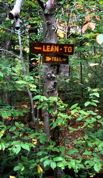 lean-to sign for the trail to Big Indian Mountain