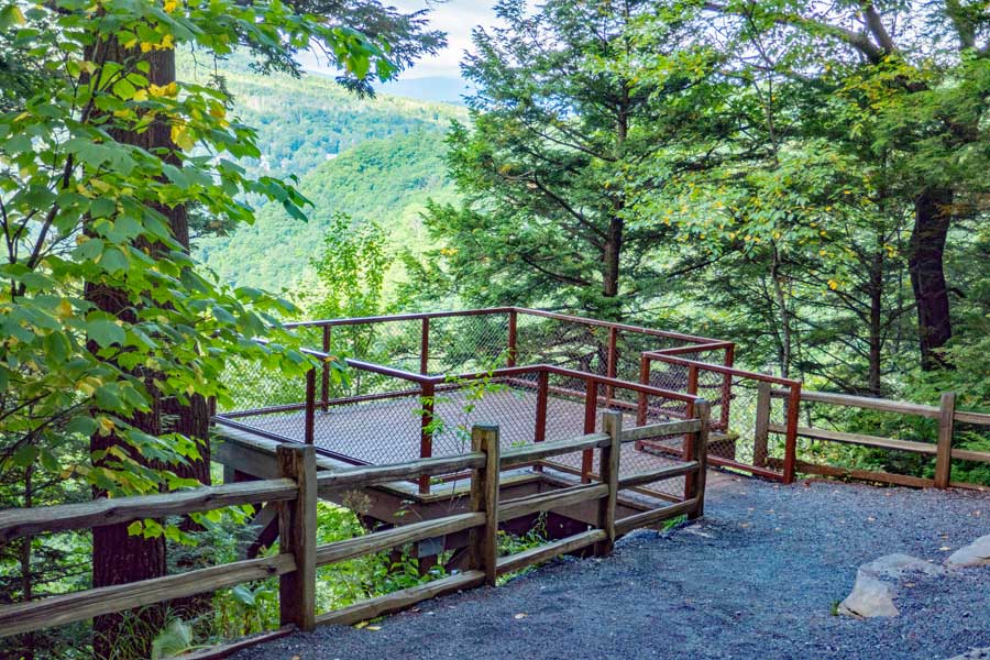 trail head for the viewing platform for kaaterskill falls