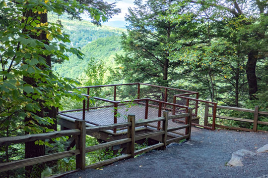 trail head for the viewing platform for kaaterskill falls