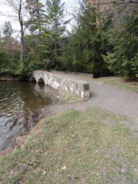 bridge on the yellow trail around north lake