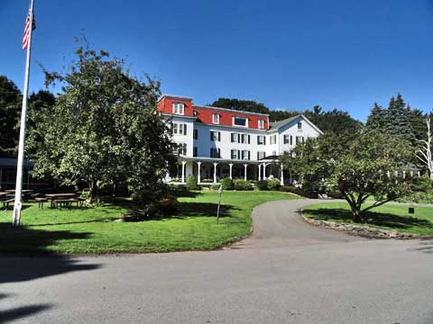 view of the side of Winter Clove Inn