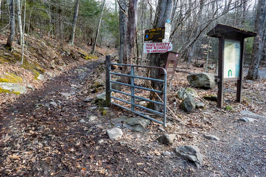 Trail head to Kaaterskill High Peak