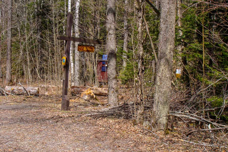 trailhead for the Black Dome Ridge Trail